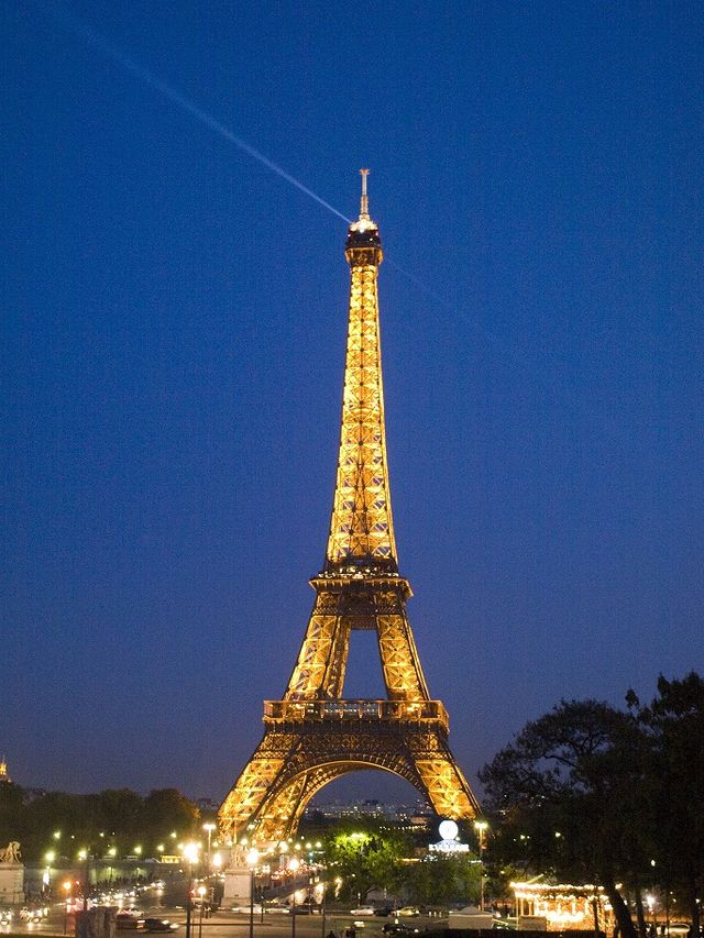 File:Eiffel Tower in Las Vegas (Paris) at night.jpg - Wikimedia Commons