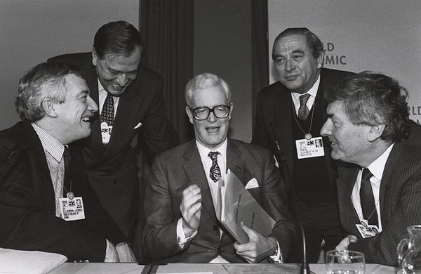 Danish Minister of Foreign Affairs Uffe Ellemann-Jensen, President of the Deutsche Bundesbank Karl Otto Pöhl, and Prime Minister Ruud Lubbers at a Wor