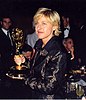 La atriz protagonista Ellen DeGeneres recibiendo un premio Emmy en 1997.