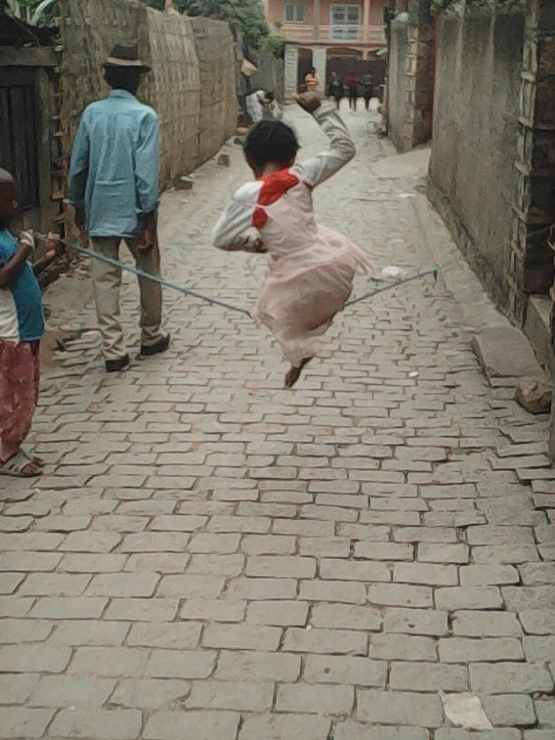 JEU D'ELASTIQUE A SAUTER 