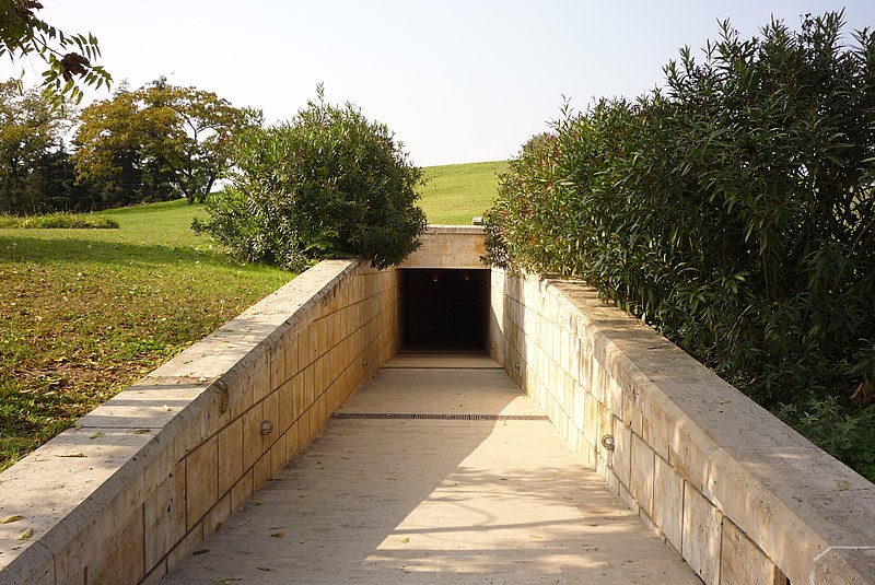 File:Entrance to the Royal Tombs, Vergina - panoramio.jpg