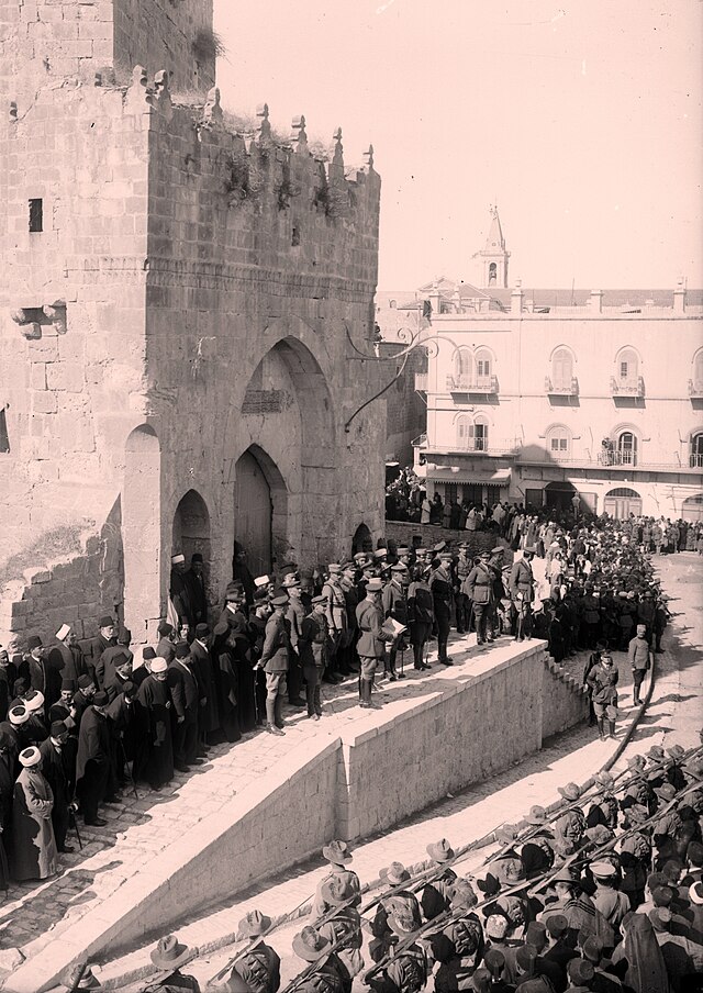 טקס כנעת ירושלים בפני הגנרל אדמונד אלנבי ב-11 בדצמבר 1917, בכניסה למגדל דוד.
