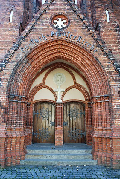 File:Erlöserkirche, main entrance.jpg