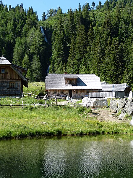 File:EselbergHoelzlerhütte.JPG