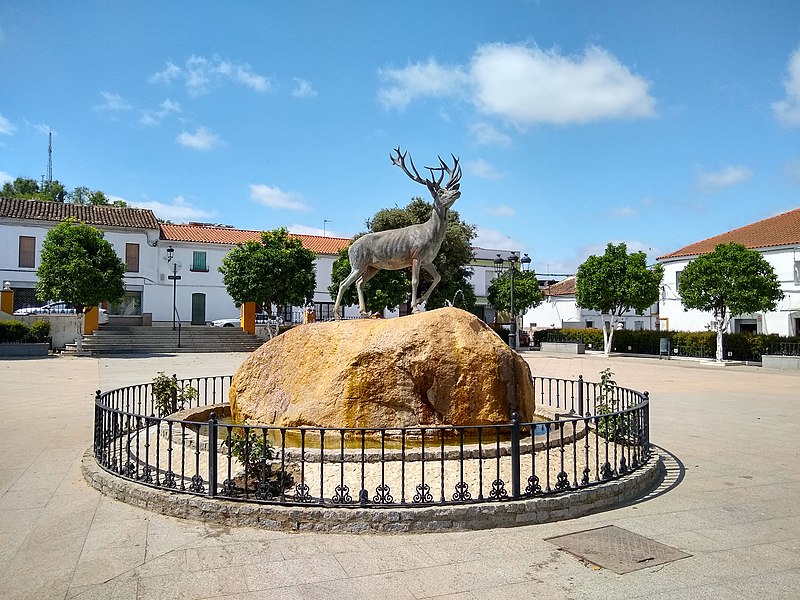 File:Estatua de un ciervo.jpg