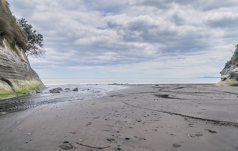 File:Estuary of Waikaramarama Stream 04.jpg