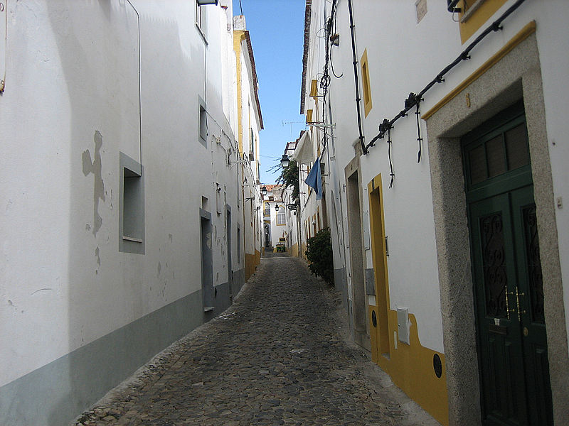 File:Evora street views 02 (5362890624).jpg