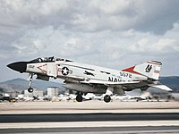 Block 34-es sorozatú F–4J–34–MC (s/n 155572) leszállás közben 1978-ban a kaliforniai NAS Miramar-on. A belső belépőél-szakasz leszállás közben sem került lebillentésre
