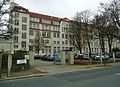 Dresdner Gardinen- und Spitzenmanufaktur AG (ehem.): Fabrikgebäude (Gebäude A) und Kriegerdenkmal im Vorhof
