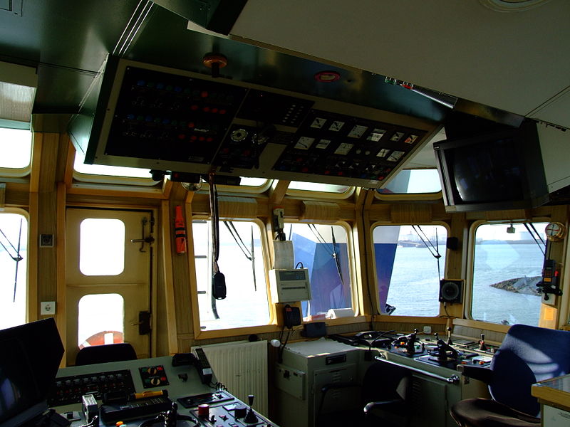 File:Fairplay-21 IMO 9148752 p7 on the bridge 01-Apr-2007.jpg