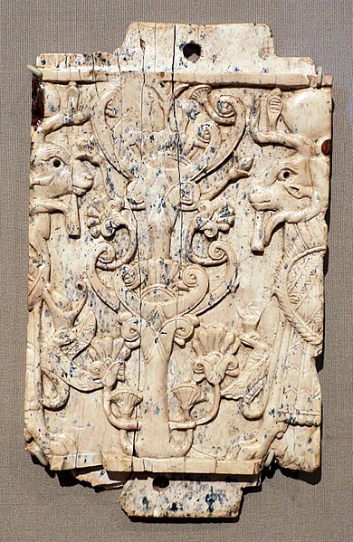 File:Fenici, placca decorativa in avorio, 900-800 ac ca., da nimrud, sfingi a testa di toro presso un albero sacro.jpg