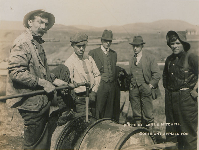 File:Filling drums with oil at Dingman Well (HS85-10-28964).jpg