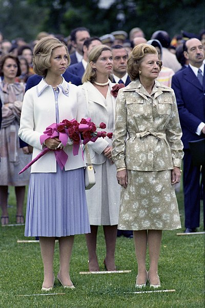 File:First Lady Betty Ford and Queen Sophia of Spain Standing on the South Lawn of the White House during the State Arrival Ceremony for King Juan Carlos I of Spain - NARA - 12004828.jpg
