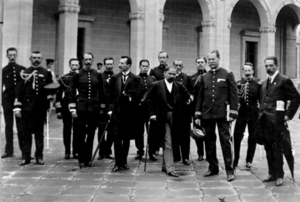 Francisco I. Madero und José María Pino Suárez besuchen das Colegio Militar mit Felipe Ángeles al frente.png
