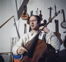 Franz Hohler am Cello (1974, ETH-Bibliothek CC-BY-SA-4.0, fotografiert von Hans Witschi, Comet Photo AG (Zürich))