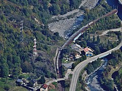 Tog og vej gennem Maurienne-dalen henover floden Arc