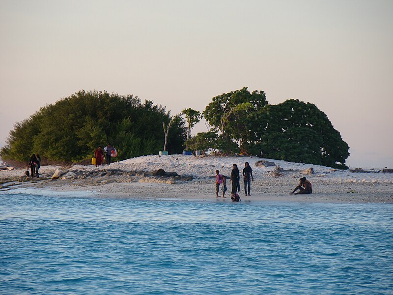 800px-Fushi_%28Ukulhas_picnic_island%29