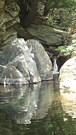 ruisseau entre des rochers