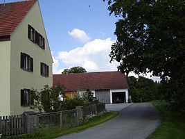 Deutsch: Ein Bauernhof in Germannsberg. Boarisch: A Bauernhof z'Germaschberg.