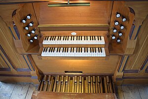 Gieboldehausen, Gustav-Adolf-Kirche, Orgel Spieltisch.jpg