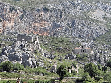 Le château de Hautes-Gréolières et l'église.