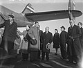 Graham, Kirby en Orson Welles verlaten het vliegtuig. Even poseren, Bestanddeelnr 902-5650.jpg