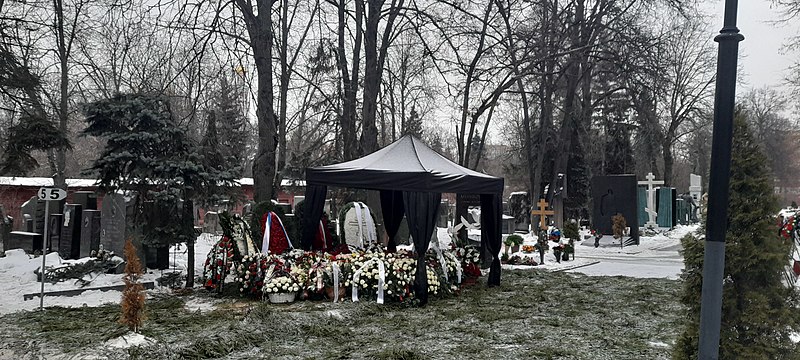 File:Grave of Inna Churikova 2.jpg