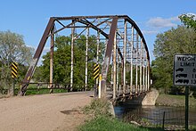 Brücke auf Schotterstraße, bestehend aus einem Stahl durch Fachwerk