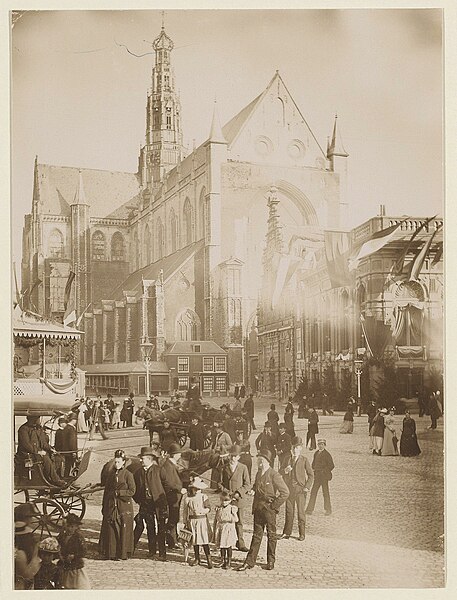 File:Grote Markt te Haarlem van de Grote Kerk tot de Grote Houtstraat, Inventarisnummer NL-HlmNHA 11081.JPG