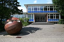 Eingangsbereich des Schulgebäudes der Hans-Ehrenberg-Schule