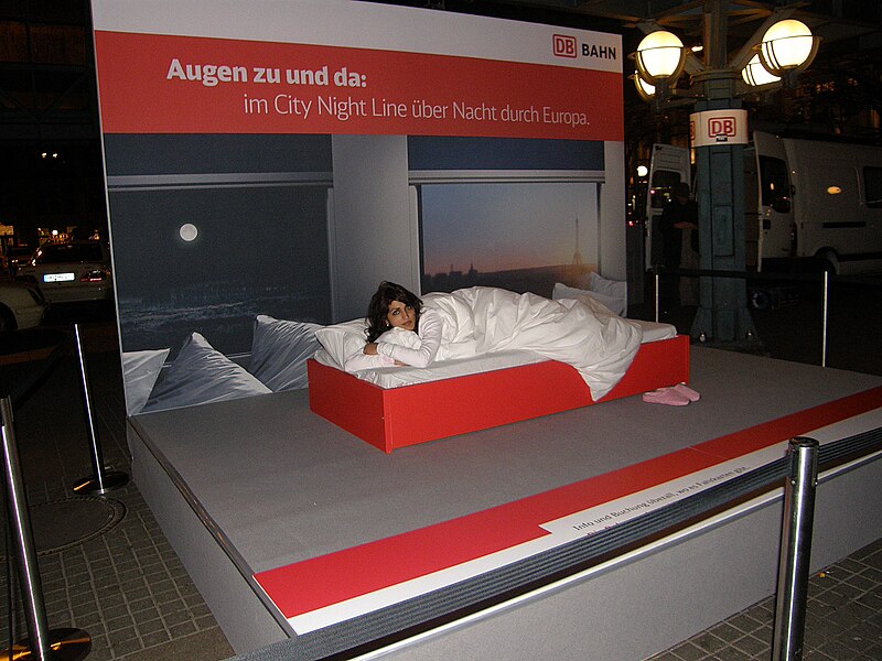 File:Hamburg 2008 -HBF DB Schlafwagenwerbung- by-RaBoe 02.jpg