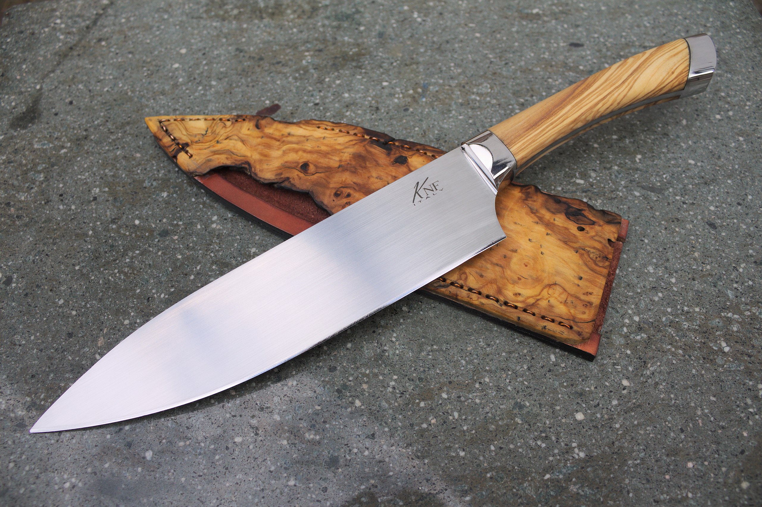 https://upload.wikimedia.org/wikipedia/commons/thumb/a/ac/Handmade_chef_knife.jpg/2560px-Handmade_chef_knife.jpg