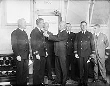 Гарольд Джун (крайний слева) награждается Крестом за заслуги перед полетом.jpg