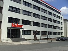 The head office of Kicker in Nuremberg with the Kicker statue in front of the main entrance Hauptsitz der Redaktion des "Kicker" Sportmagazins in Nurnberg mit der Kicker-Statue vor dem Haupteingang.JPG