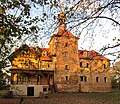 Einzeldenkmal der Sachgesamtheit Schloss und Rittergut Plaußig (Obj. 09306118, gleiche Anschrift): Schloss, Bergfried, sowie Wirtschaftshof mit Toreinfahrt, Scheunen und Wirtschaftsgebäude, Brennereigebäude mit Schornstein, Gutsverwalter-Wohnhaus und Pfosten der Einfriedung eines ehemaligen Rittergutes