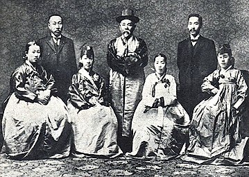 Hirobumi Itō jako gubernator Korei (w środku, żona Umeko druga od lewej)
