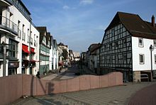 Stilisierte Stadtmauer am Anfang der Oberen Straße. Das Gebäude rechts wurde 2013 abgerissen. (Foto von 2007)