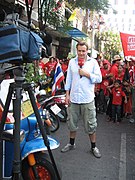 TV 2s Rasmus Tantholdt rapporterer fra Rødtrøjeprotest i Bangkok den 12. april.