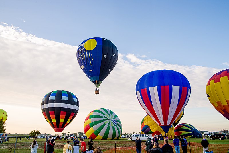 File:Hot air ballon - 36985554635.jpg