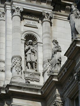 Статуя Соваля на здании парижской мэрии