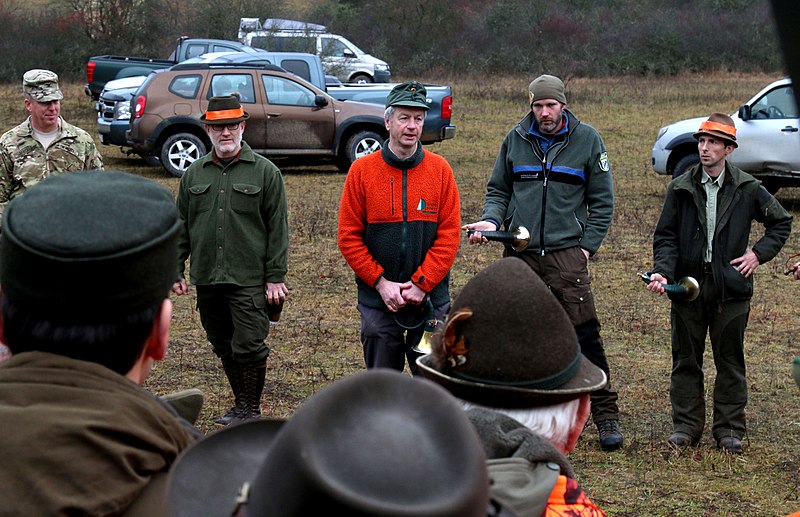 File:Hunt organizer briefing hunters 03.jpg