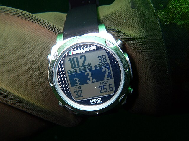 iDive DAN personal dive computer display showing decompression requirement and other data during a dive The central band shows time to surface from cu