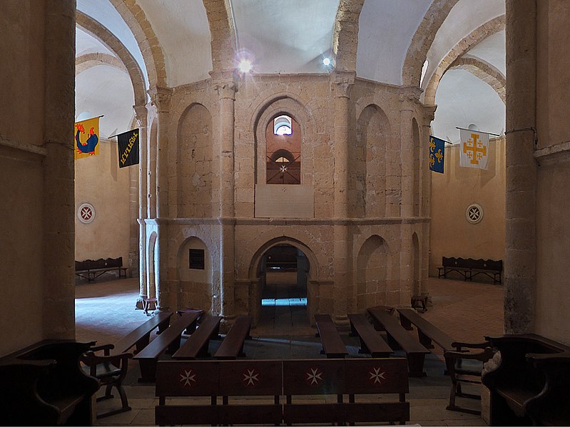 File:Iglesia de la Vera Cruz (Segovia). Edículo central.jpg