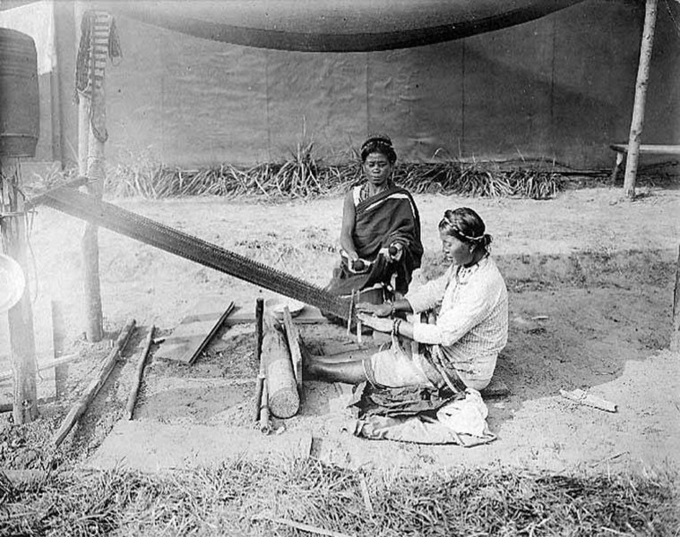 File:Igorrote women weaving fabric at the Igorrote Village, Lewis and Clark Exposition, Portland, Oregon, 1905 (AL+CA 2287).jpg