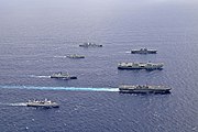 共同訓練を実施中のエリザベス（右中）と護衛艦「いずも」（右前）（2021年9月）
