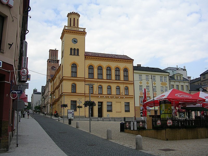 File:Jablonec nad Nisou, Dolní náměstí, radnice.jpg