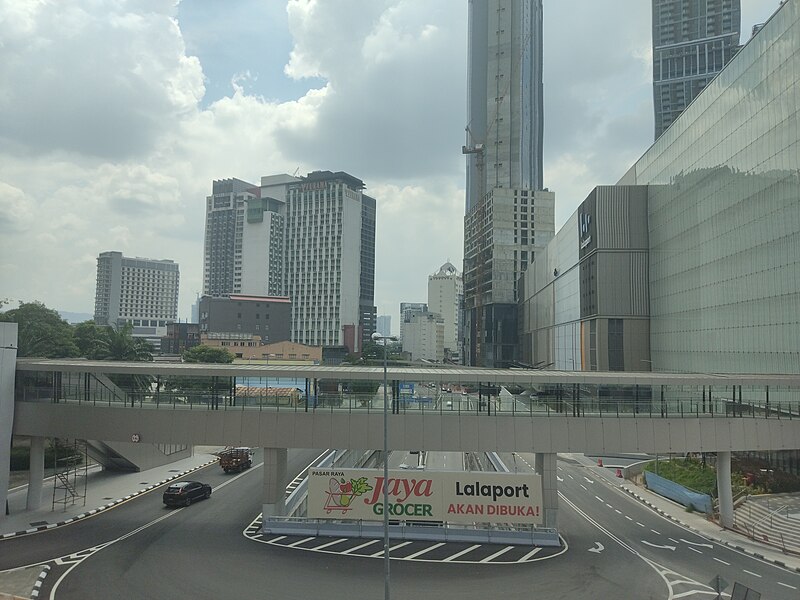 File:Jalan Pudu with pedestrian bridge (211030).jpg