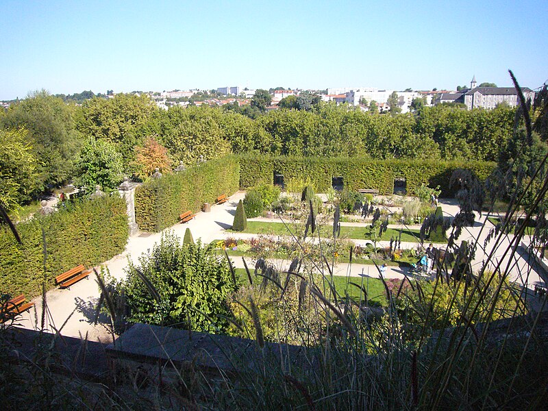 File:Jardin pratique - Evêché de Limoges.JPG