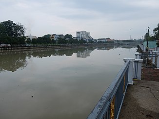 Blick nach Westen an der Mündung des Johor mit der Sungai Johor Brücke. Der Zufluss links ist der Lebam (Sungai Lebam)