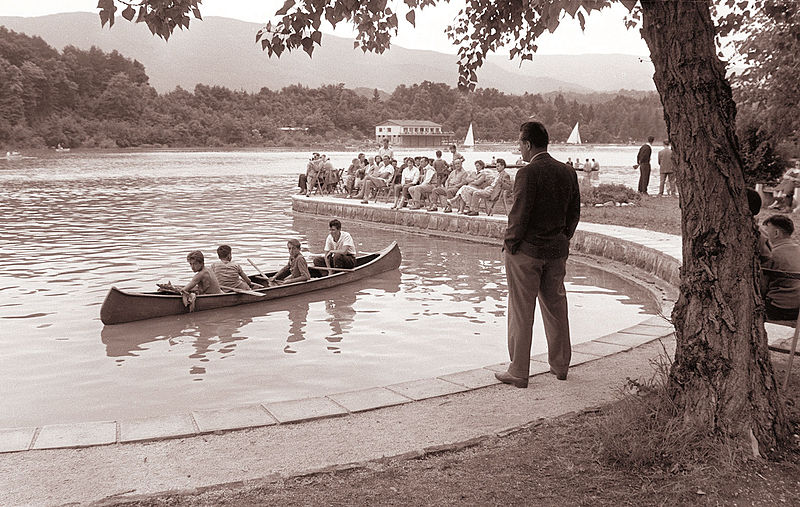 File:Julijsko nedeljsko razpoloženje ob Mariborskem jezeru 1960 (4).jpg